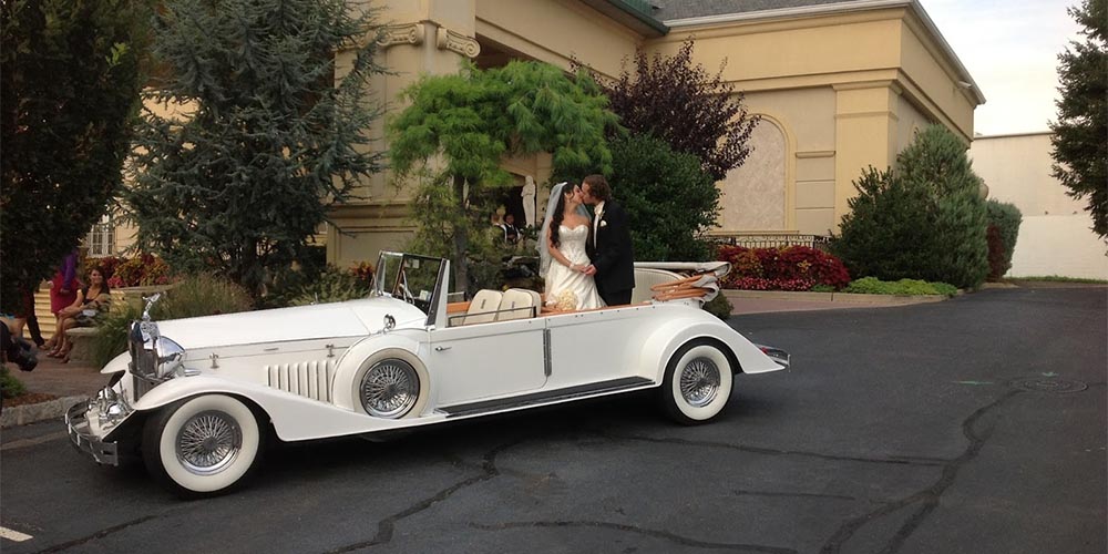 Couple on Rolls Roys 1930